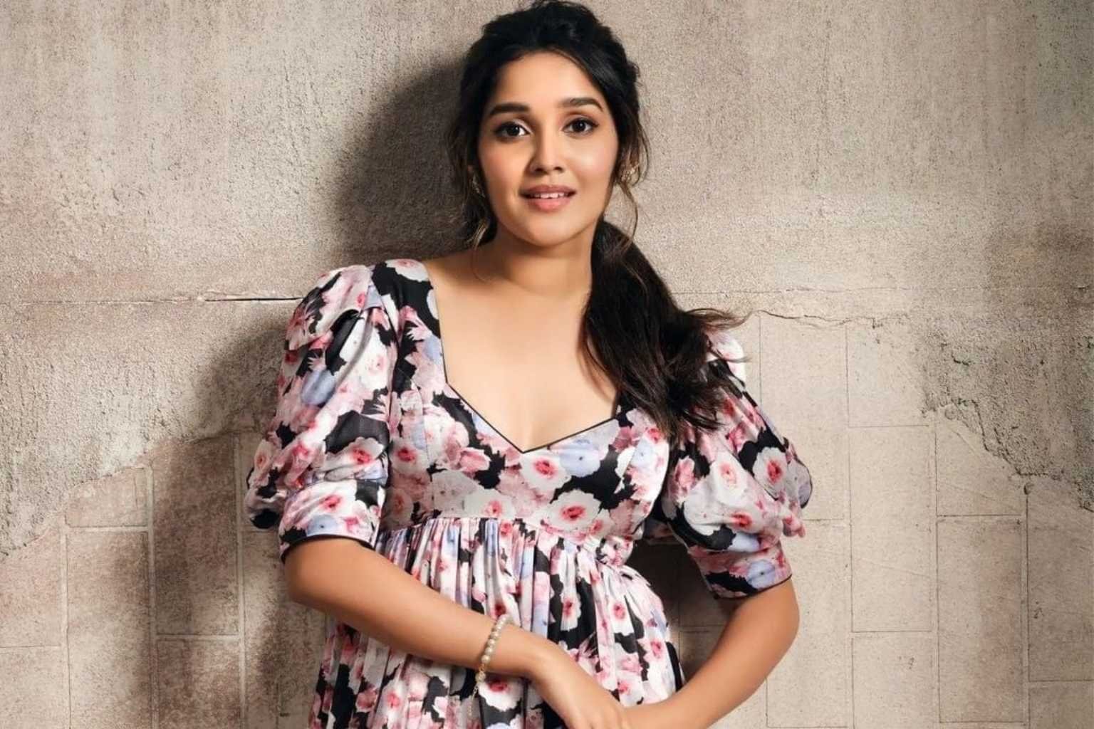Anikha Surendran - Biography, Age, Height, Boyfriend, Family, Net Worth ...